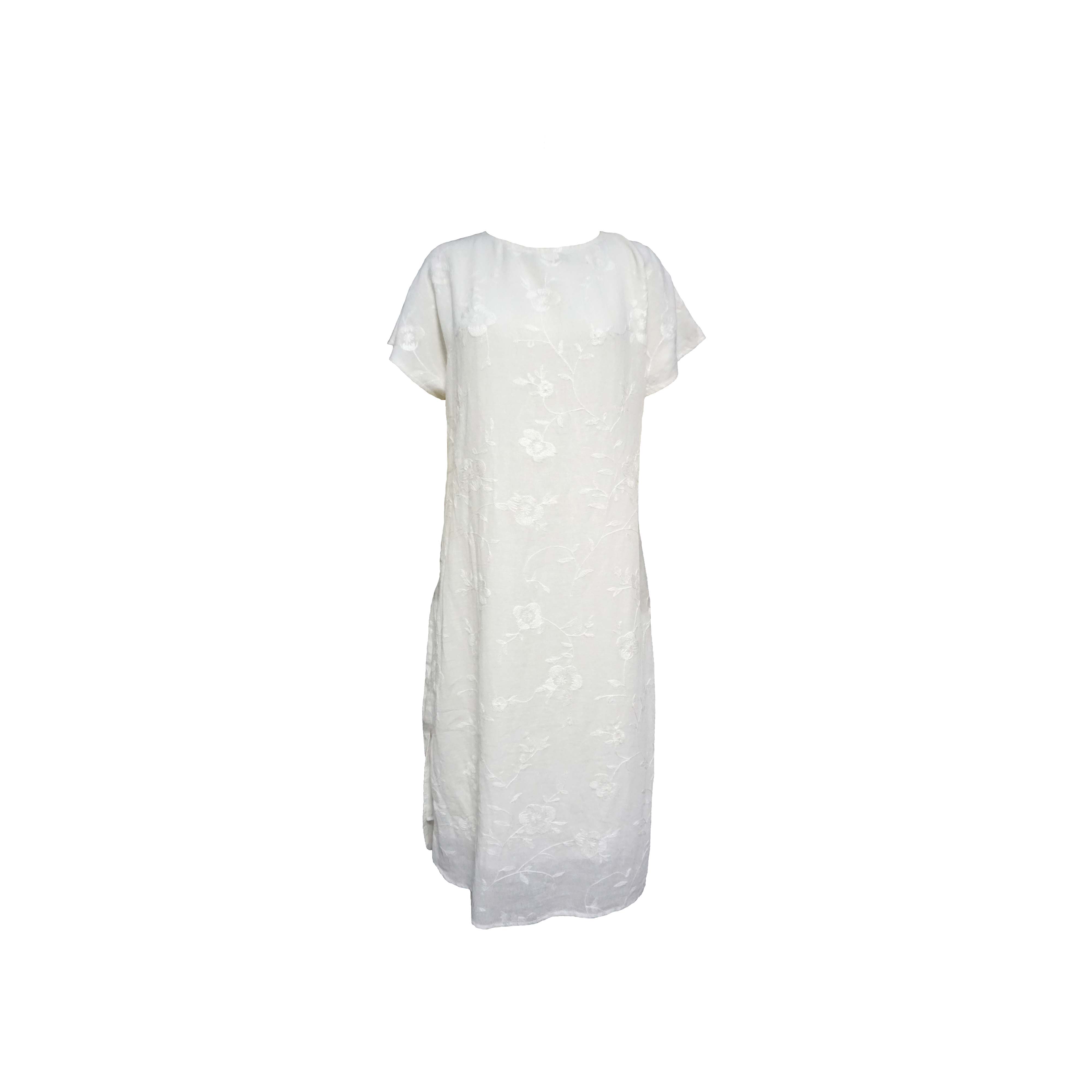 लिनन सफेद महिलाओं की पोशाक